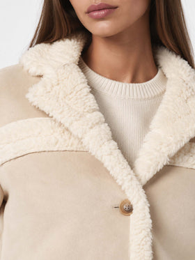 Hella beigefarbene Jacke in Shearling-Optik 