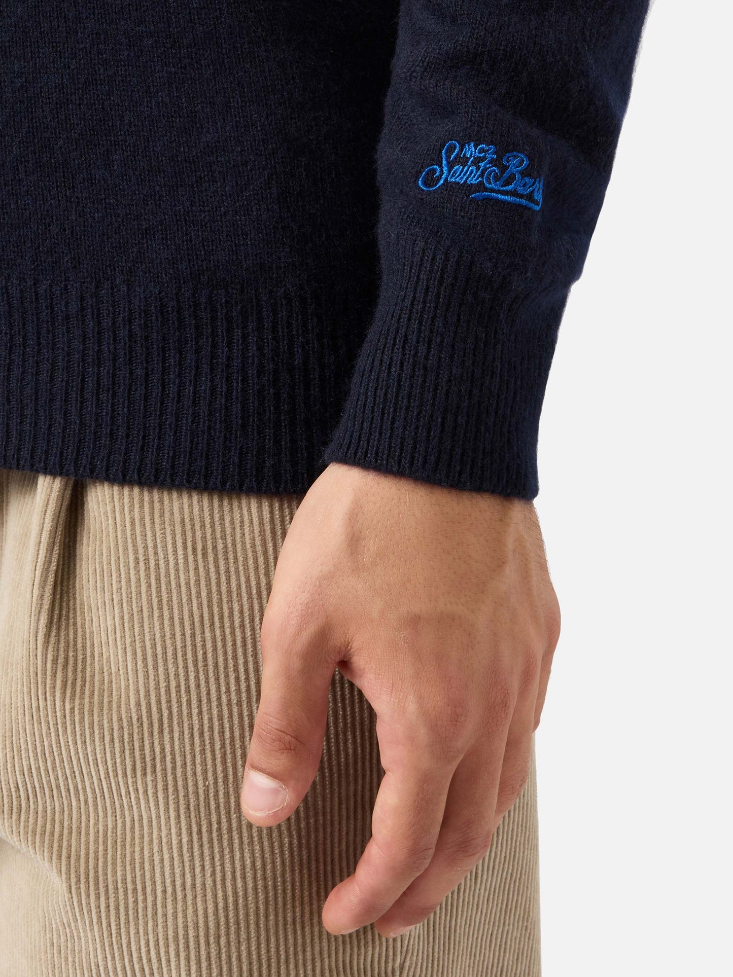 Blauer Pullover mit Reihermotiv und Après-Ski-Stickerei