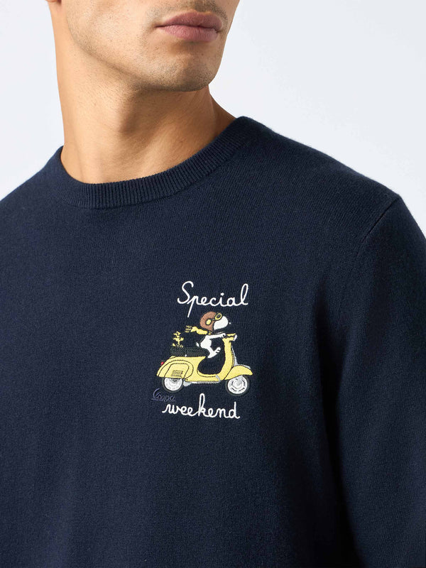 Blauer Herrenpullover Heron mit Snoopy-Stickerei fürs Wochenende | SNOOPY PEANUTS SPECIAL EDITION