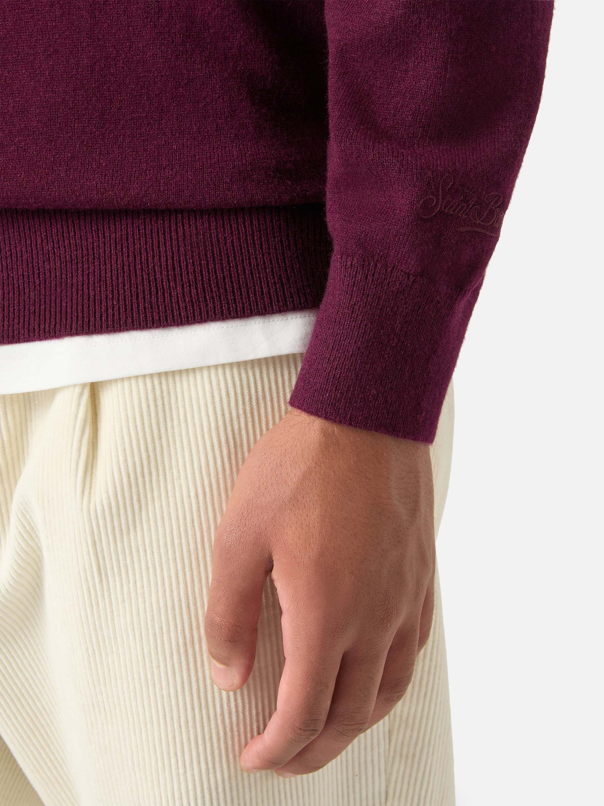 Pull col rond Burgundy Heron en laine légère mélangée et cachemire avec broderie Don't Spend, Invest 