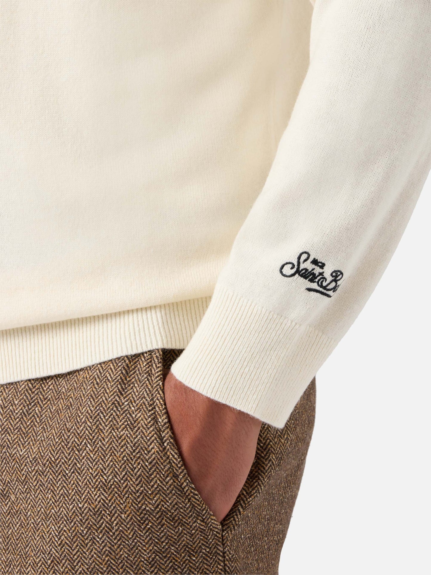 Der Rundhalspullover Heron Light mit der Coke-Stickerei ist zu teuer.