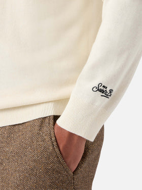 Der Rundhalspullover Heron Light mit der Coke-Stickerei ist zu teuer.