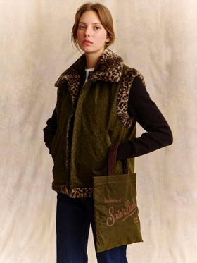 Wendbare gewachste Hesketh-Weste mit Leoparn-Print und Kunstfell 