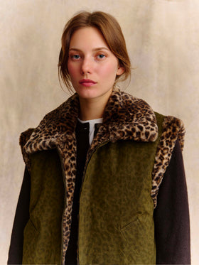 Wendbare gewachste Hesketh-Weste mit Leoparn-Print und Kunstfell 
