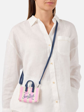 Llavero de tela a rayas con forma de mini bolso y logo bordado 