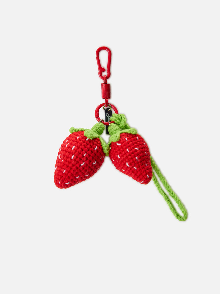 Lustiger Taschenanhänger mit gehäkelten Erdbeeren