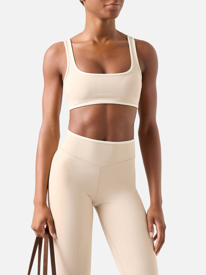 Top fitness Kassie beige con ribetes en contraste 