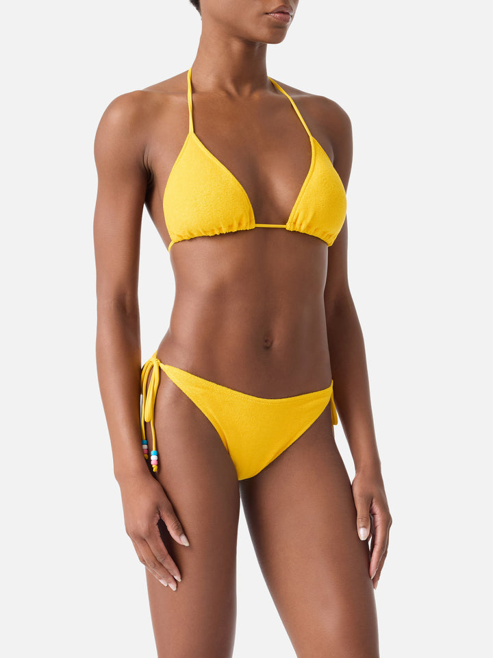 Bikini triangular de rizo amarillo Leah Marielle con charms 
