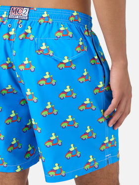 Blaue Badeshorts mit Enten-auf-Scootern-Print | Special Edition 