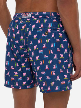 Costume da bagno da uomo in tessuto leggero con stampa maialini skater