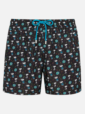 Man light fabric swim shorts with Snoopy print| Peanuts® Special Edition