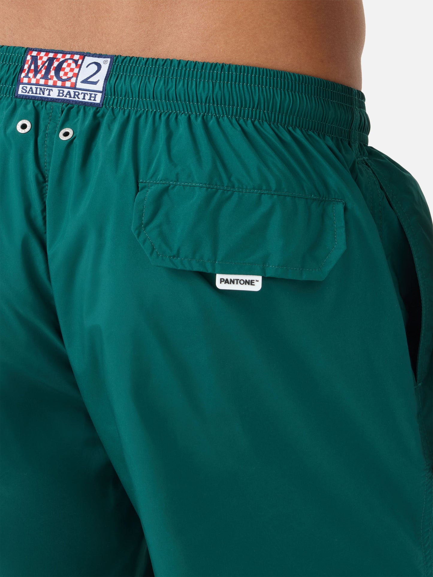 Lighting Pantone Badeshorts in British Green | PANTONE SPECIAL EDITION 