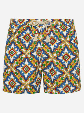 Costume da bagno da uomo in tessuto leggero con stampa maiolica