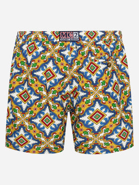 Costume da bagno da uomo in tessuto leggero con stampa maiolica
