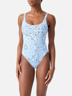 Bañador de una pieza Lora con estampado bandana all-over en azul claro 