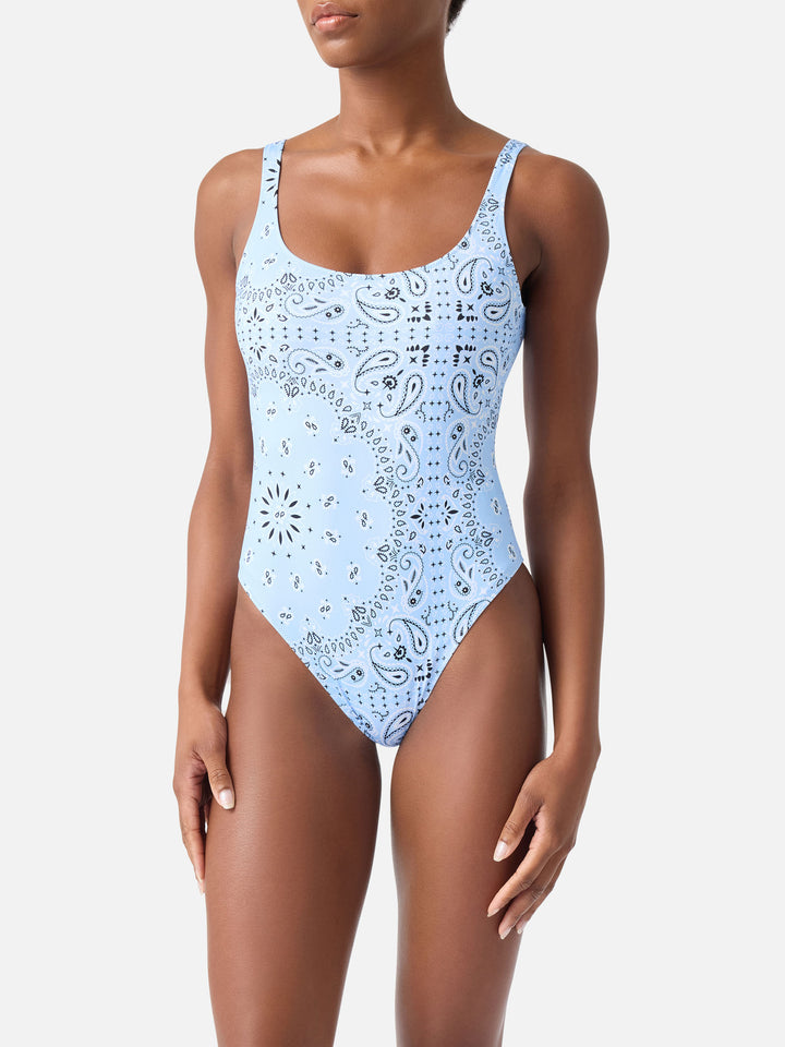 Maillot de bain une-pièce Lora avec imprimé bandana all-over bleu clair 
