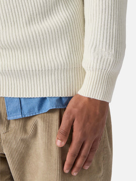 Marineblauer, weißer Wollpullover mit englischem Rippstrickmuster