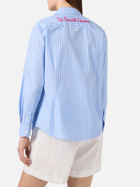 Camicia Meredith in cotone a righe azzurre con ricamo St. Barth Queen