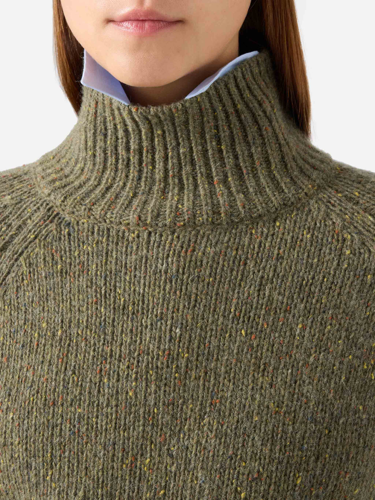 Maglia Meghan verde militare a collo alto in misto lana Donegal