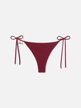 Braguita de bikini brasileña Marielle en tejido burdeos con acabado brillante y detalles de charms 