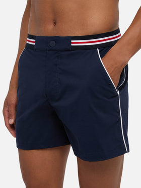 Marineblaue, eng anliegende Badeshorts Nad
