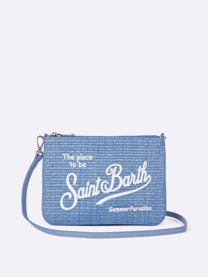Efecto paja parisino en blue claro pouch con logo bordado y correa extraíble 