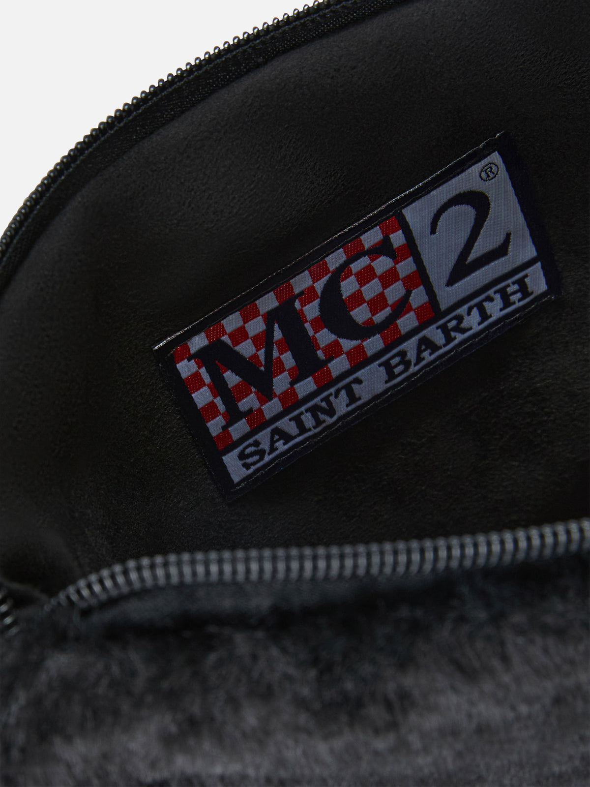 Pareasy en fausse fourrure noire pochette avec broderie logo 