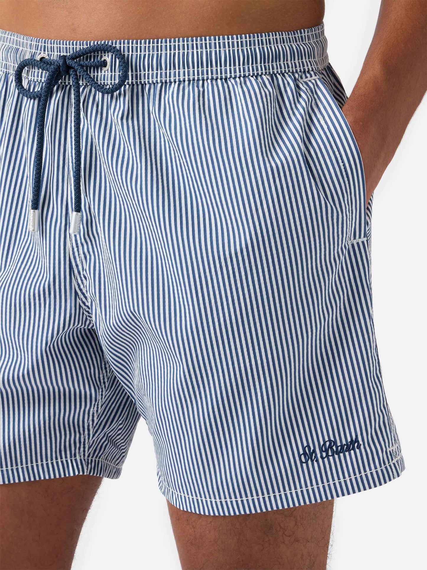 Marineblaue, gestreifte, klassische leichte Badeshorts aus Seersucker von Patmos