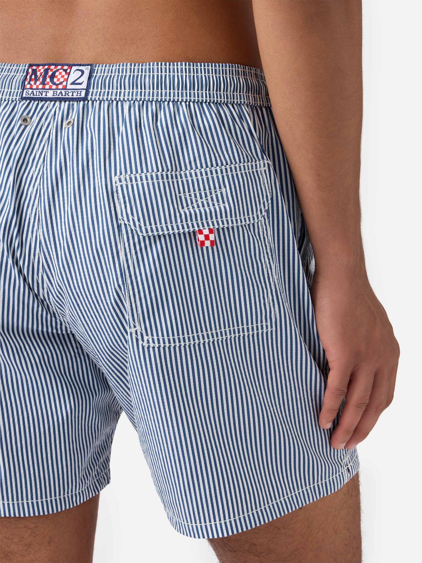 Marineblaue, gestreifte, klassische leichte Badeshorts aus Seersucker von Patmos