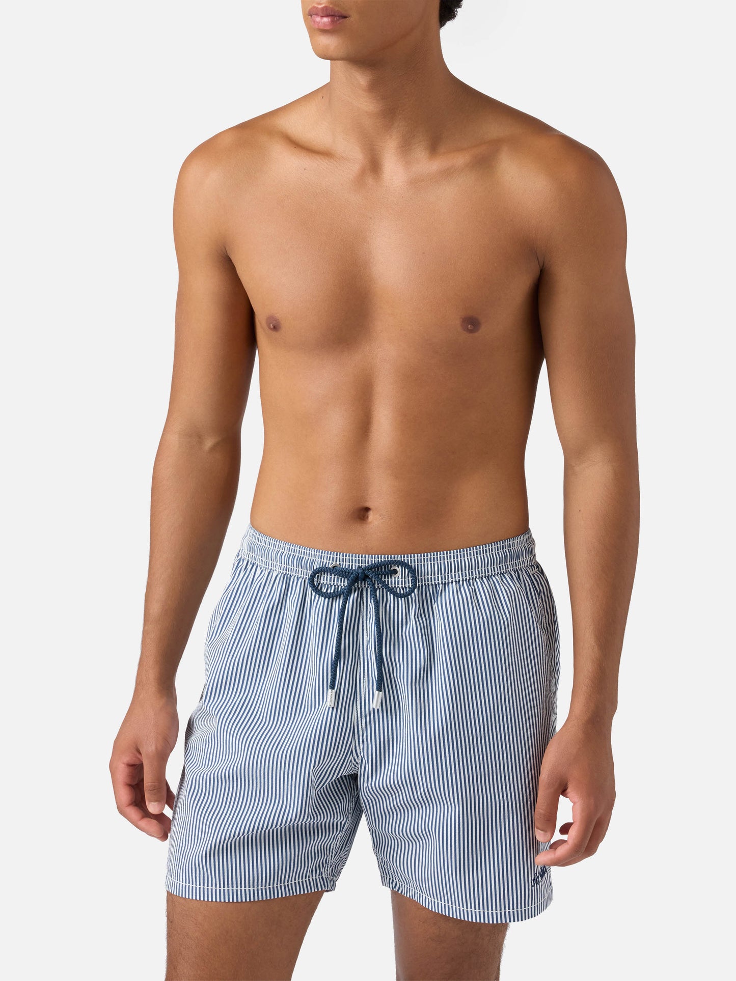 Marineblaue, gestreifte, klassische leichte Badeshorts aus Seersucker von Patmos