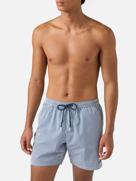Marineblaue, gestreifte, klassische leichte Badeshorts aus Seersucker von Patmos