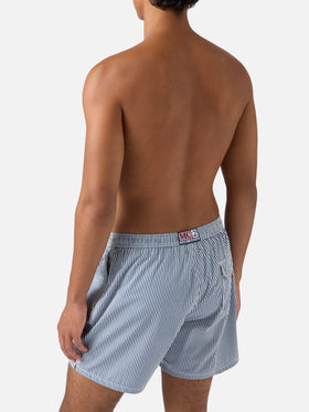 Marineblaue, gestreifte, klassische leichte Badeshorts aus Seersucker von Patmos