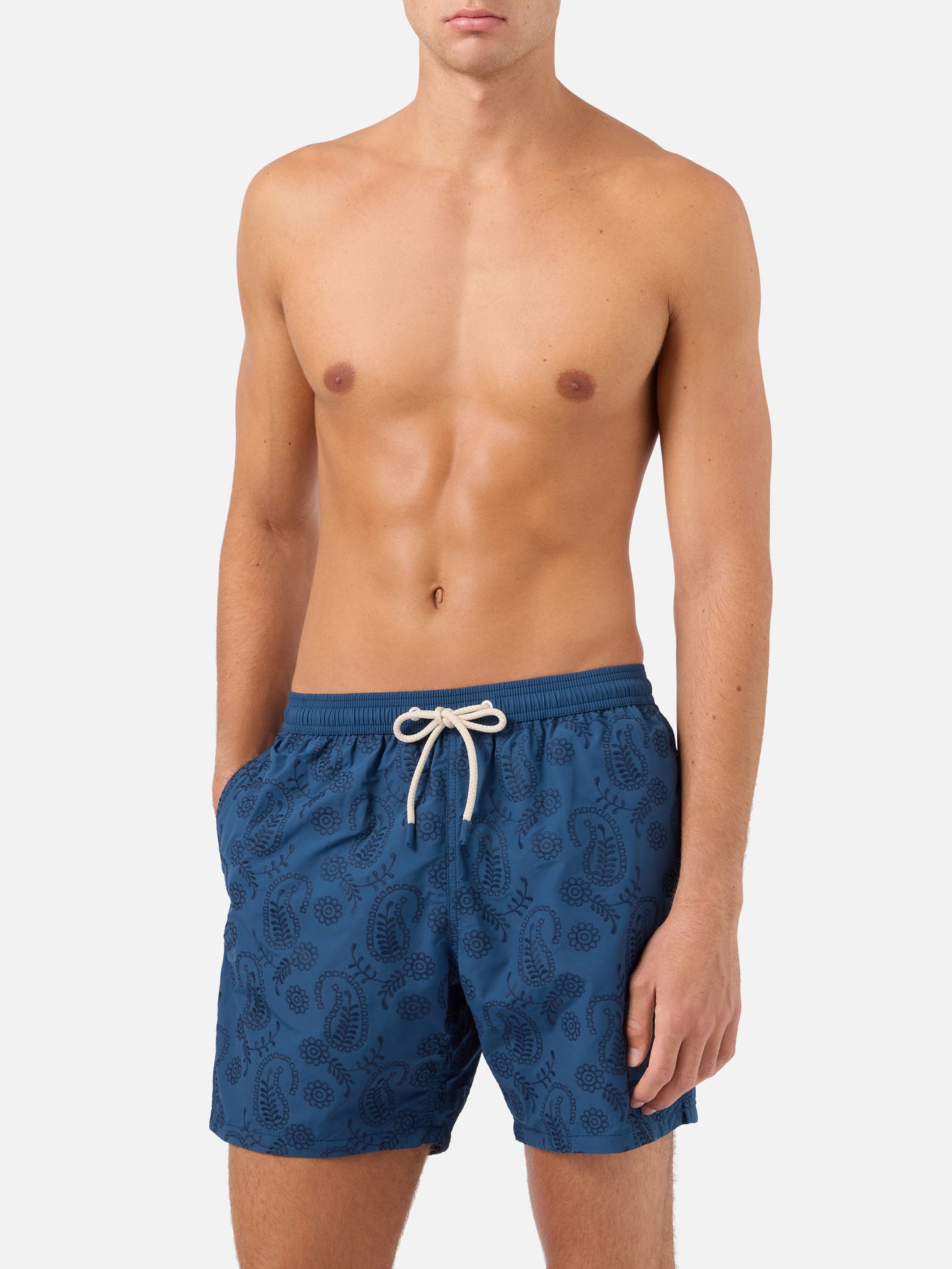 Patmos-Badeshorts aus blauem Sangallo mit Stickerei 