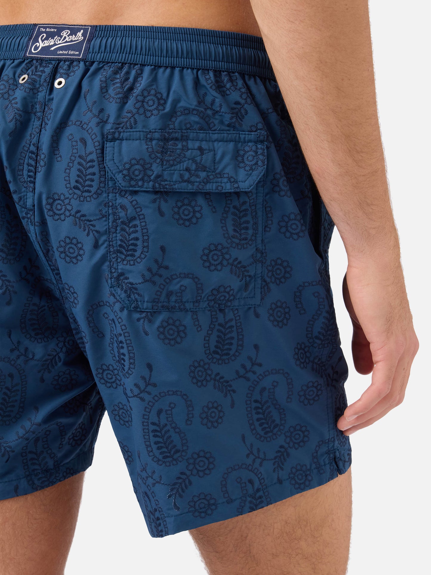 Patmos-Badeshorts aus blauem Sangallo mit Stickerei 