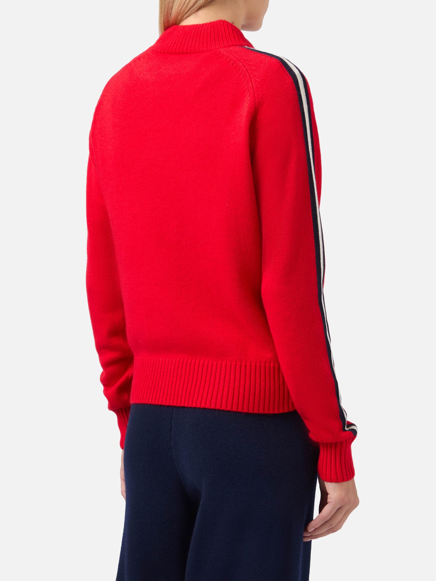 Roter Stehkragenpullover aus Kaschmirmischung von Peak mit Strassapplikation in Form einer Apres-Ski-Königin