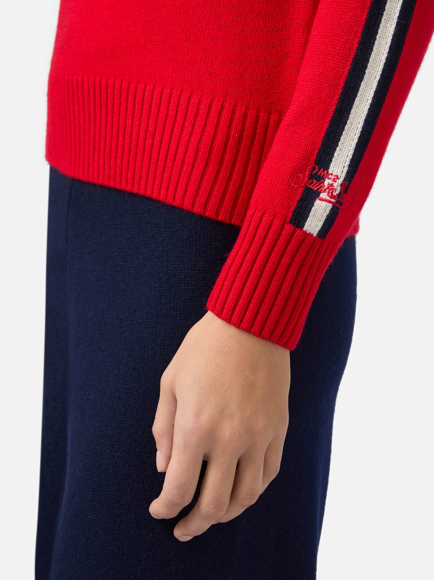 Roter Stehkragenpullover aus Kaschmirmischung von Peak mit Strassapplikation in Form einer Apres-Ski-Königin