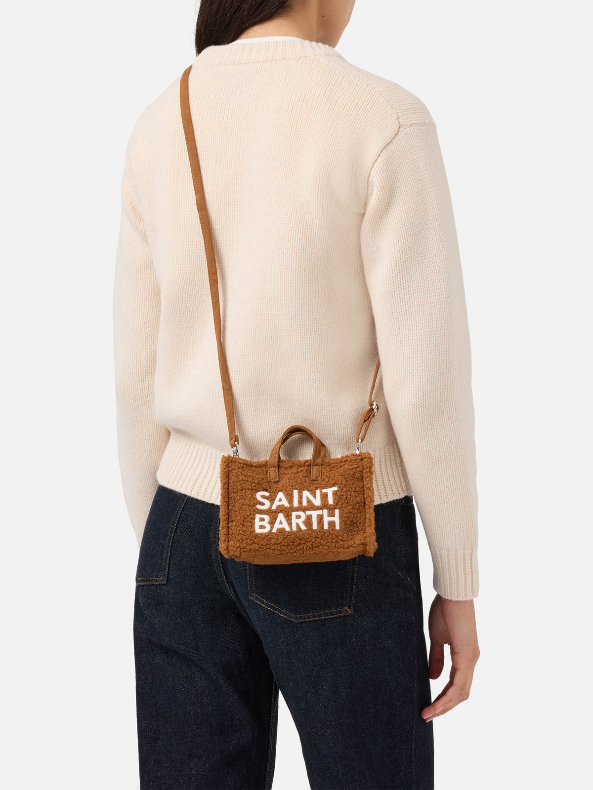 Braune Phone Bag aus Teddy-Stoff mit Logostickerei 