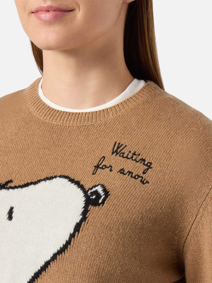 Neuer Queen-Pullover aus Kaschmirmischung in Kamel mit Snoopy-Jacquardmuster und Stickerei | PEANUTS-SONDEREDITION