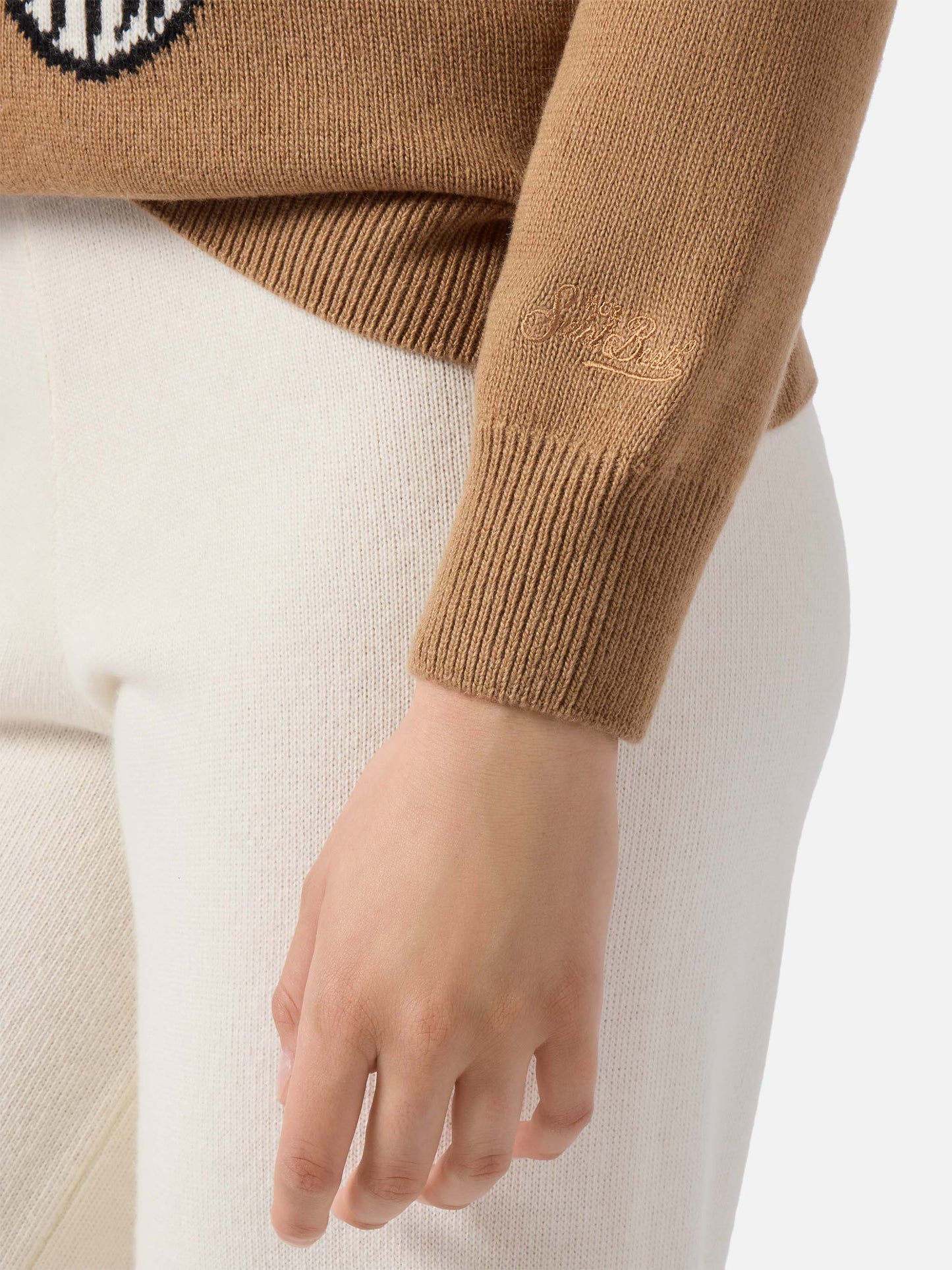 New Queen cashmere-blend sweater in camel with Snoopy jacquard and embroidery | PEANUTS SPECIAL EDITION