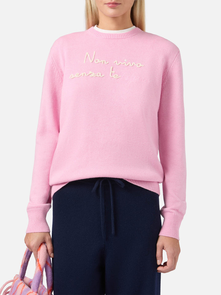Maglione New Queen in misto cashmere rosa con ricamo Non vivo senza te(lefono)
