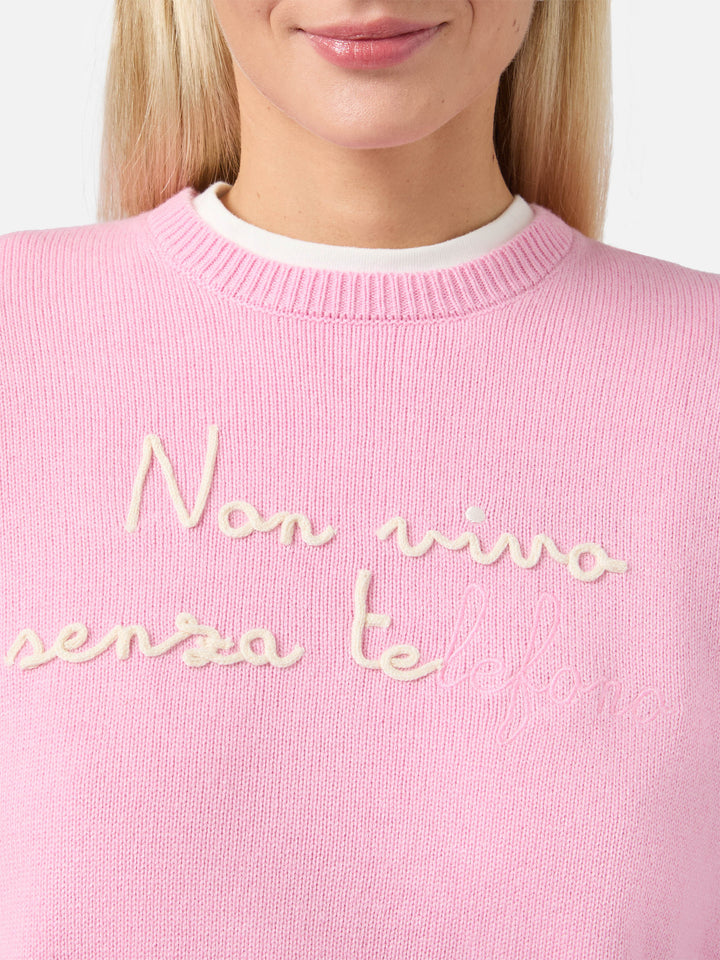 Maglione New Queen in misto cashmere rosa con ricamo Non vivo senza te(lefono)