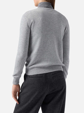 Neuer grauer Queen-Pullover aus Kaschmirmischung mit „Lucky in love“-Stickerei