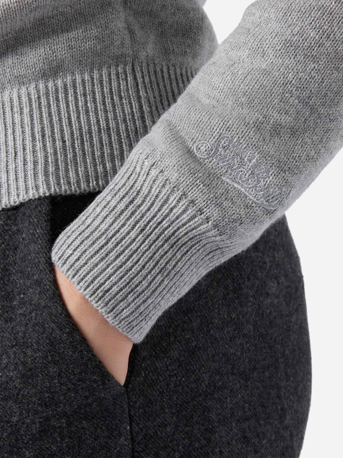 Neuer grauer Queen-Pullover aus Kaschmirmischung mit „Lucky in love“-Stickerei