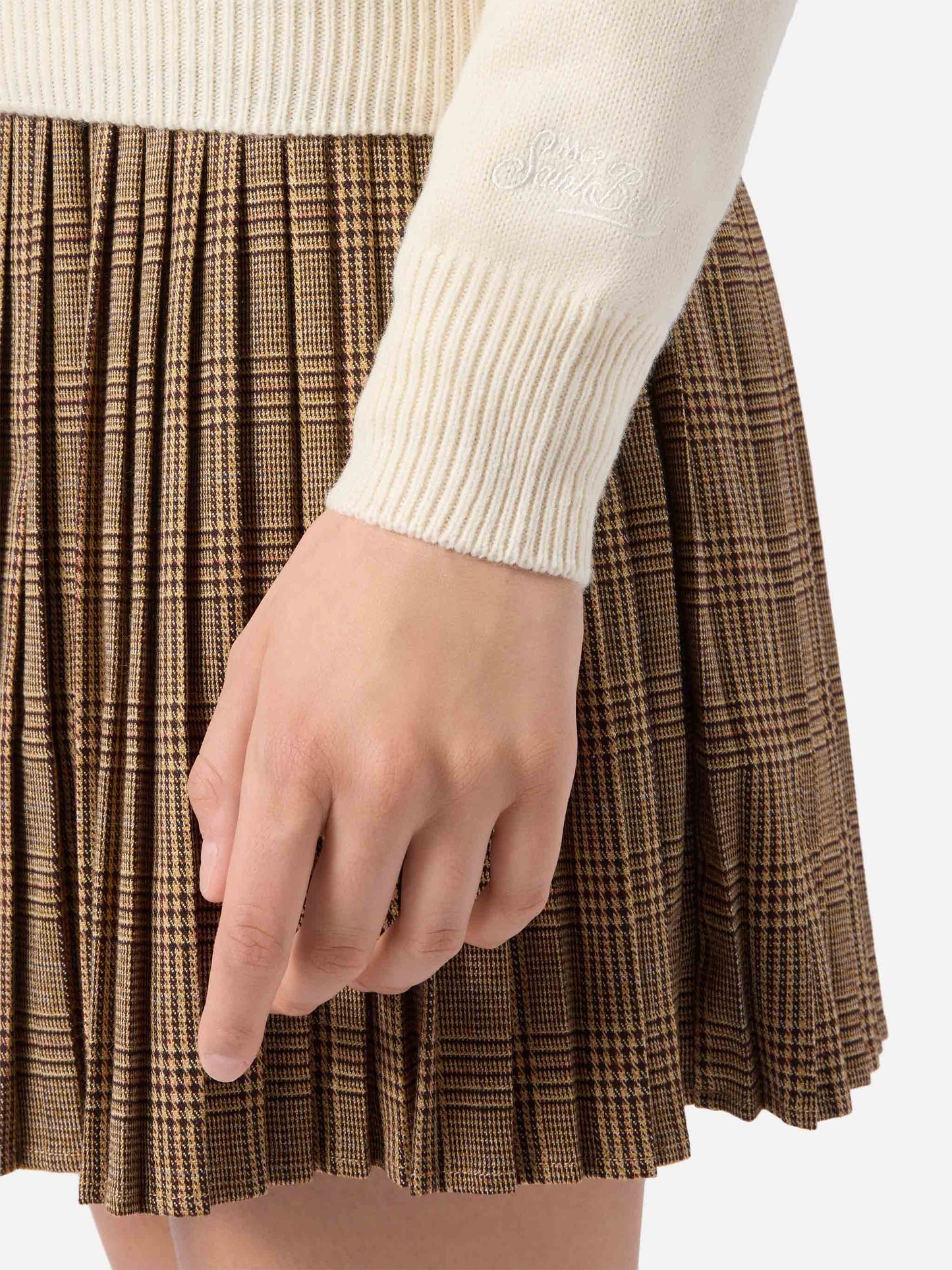 New Queen cashmere-blend sweater in white with Ma cherie embroidery