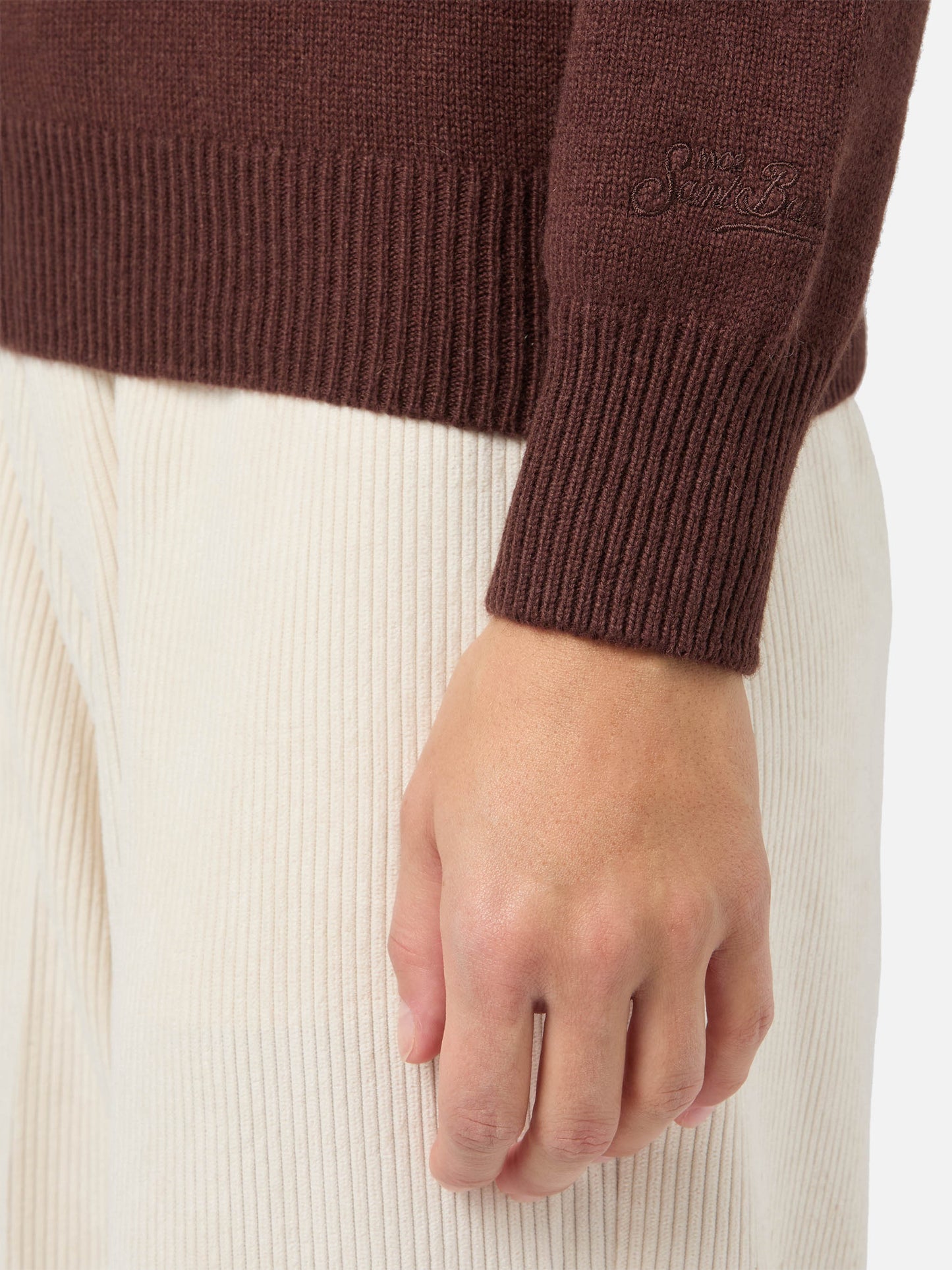 Maglione New Queen in misto cashmere marrone con jacquard Snoopy e ricamo | PEANUTS SPECIAL EDITION