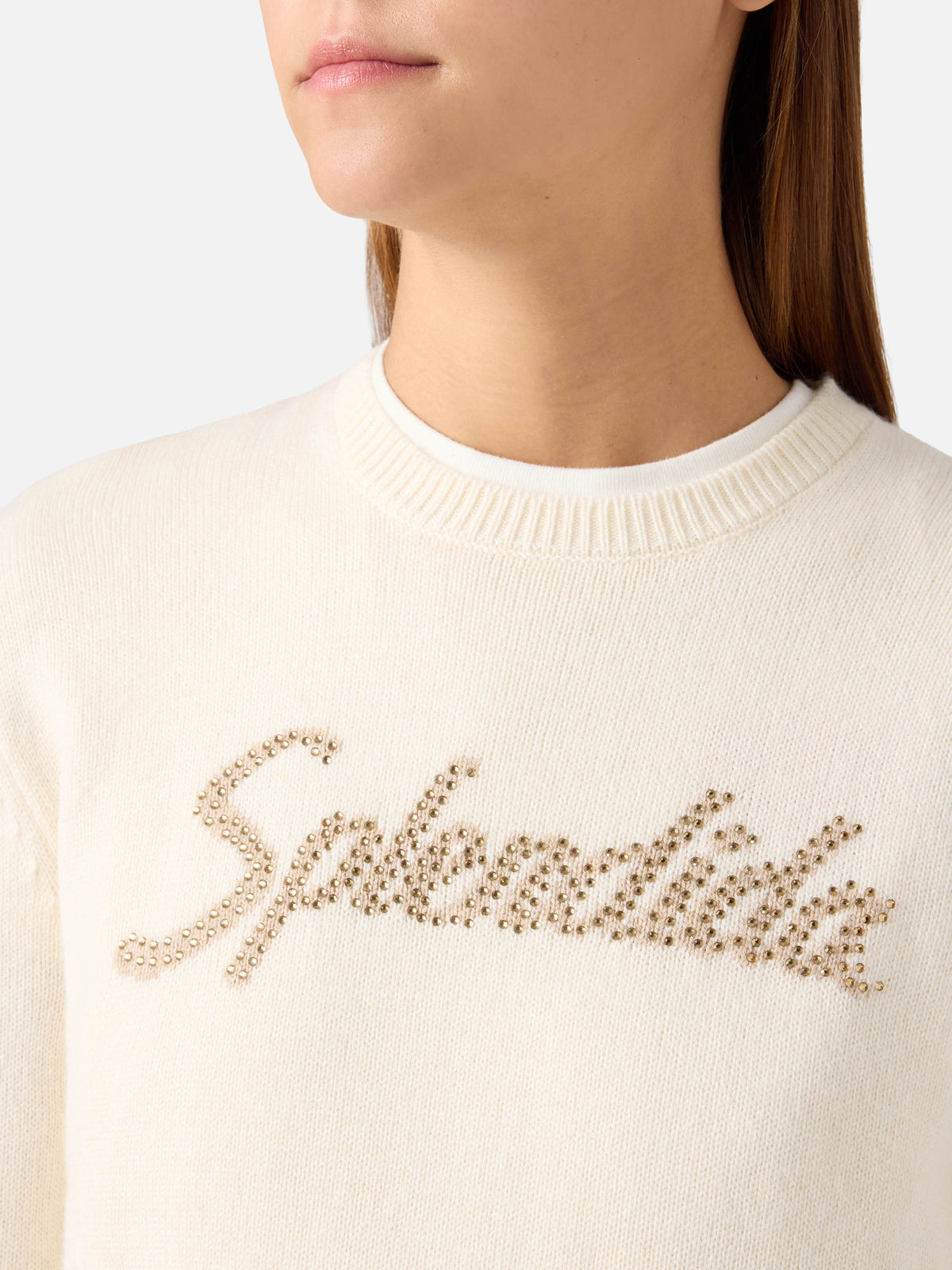 Jersey de punto de cuello redondo New Queen en color off white con bordado Splendida de strass 
