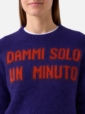 Sudadera corta de cuello redondo New Queen morada con bordado Dammi solo un minuto 