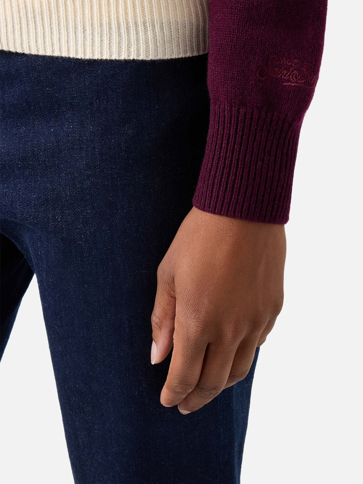 Bordeaux New Queen Rundhals-Strickpullover mit The End-Intarsie 