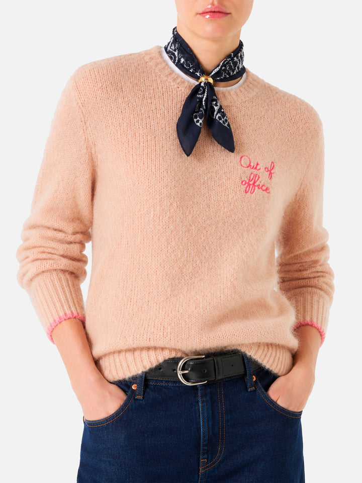 Neuer Queen Soft Pullover in Beige mit Out of office-Stickerei 