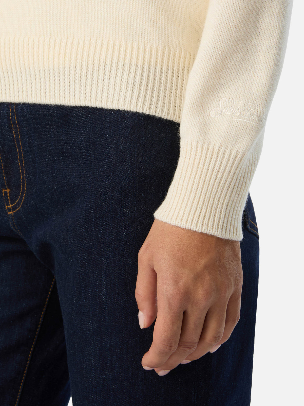 Pull New Queen col rond en mélange de laine et cachemire off white avec broderie Gossip & Shopping 